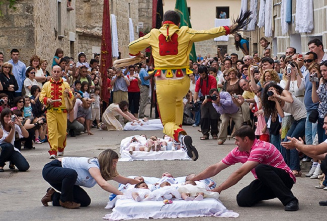 Они катаются в гробах и прыгают через младенцев: самые дикие фестивали мира