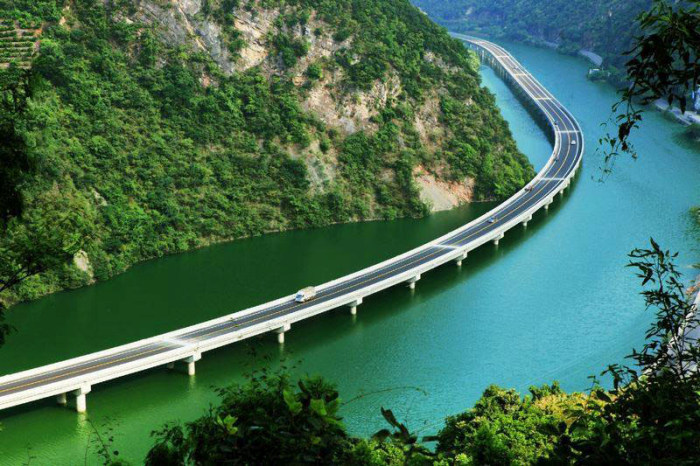 Экологичная дорога над рекой в Китае