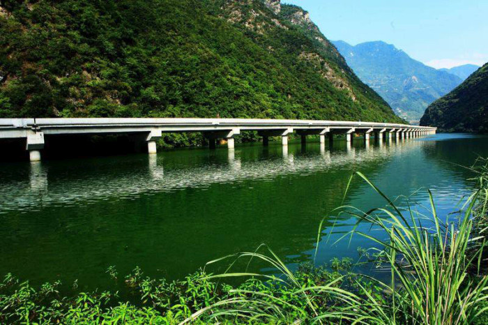 Экологичная дорога над рекой в Китае